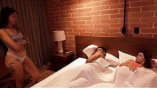 Esta hijastra culona a la que le gusta compartir siempre la cama