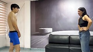 estaba haciendo ejercicio y mi hermosa mujer vino ayudarme con unas clases privadas y ella me invita a follar sexo caliente