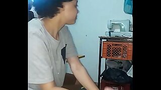 Trio caliente !! Mi esposa encuentra a su mejor amiga chupandome el pen&eacute_ y se une. Hacemos un tr&iacute_o genial.
