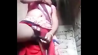 गांव की भाभी ने अपनी चूतड़ में बेलन को घुसा दिया