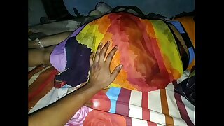 गहरी नींद में सोई थी साड़ी उठाते वक्त बेटी जाग गई