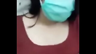 कोरोना क्वारंटाइन में घर में फसी बाजी की चूत सहलाई दूध मसले