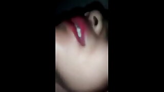 गर्लफ्रेंड को उसके कमरे में चोदा जब घर में कोई नहीं था