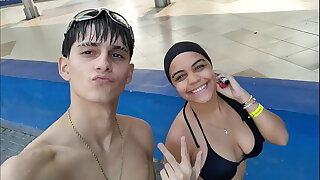 PAREJA DE HERMANASTROS SE GRABAN COMO FOLLAN PERO ANTES DE ESO VAN TOMARSE UNAS FOTOS EN LA PISCINA - PORNO CASERO EN ESPANOL