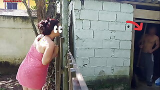Chuveiro n&atilde_o funciona, mulher casada pede ajuda ao zelador da fazenda usando apenas uma toalha e paga com sexo