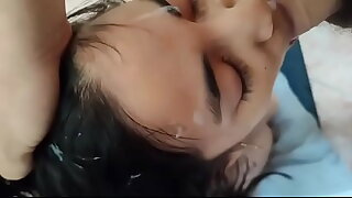 Me corro en su cara y no para de gemir