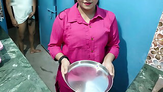 Desi Indian Beautiful Bhabhi ka Kitchen Me Dever Ke Sat Gapa Gap
