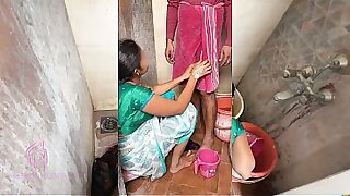 कोमल कपडे धो रही थी देवर ने लैंड का पानी गिरा के खरब कर राखी थी निरमा से बुलाके साफ की