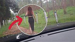 flash de pau para uma garota no carro!