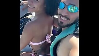 POV: Novinha Safada, deixou marido na areia e fudeu com o instrutor no Jetski com todo mundo olhando.